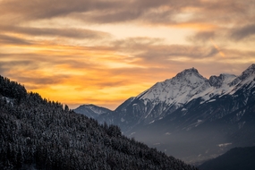 巍峨雪域高山山脉风景摄影图片